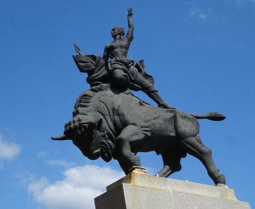 5. Памятник Женщина на зубре.jpg 5. Памятник Женщина на зубре.jpg